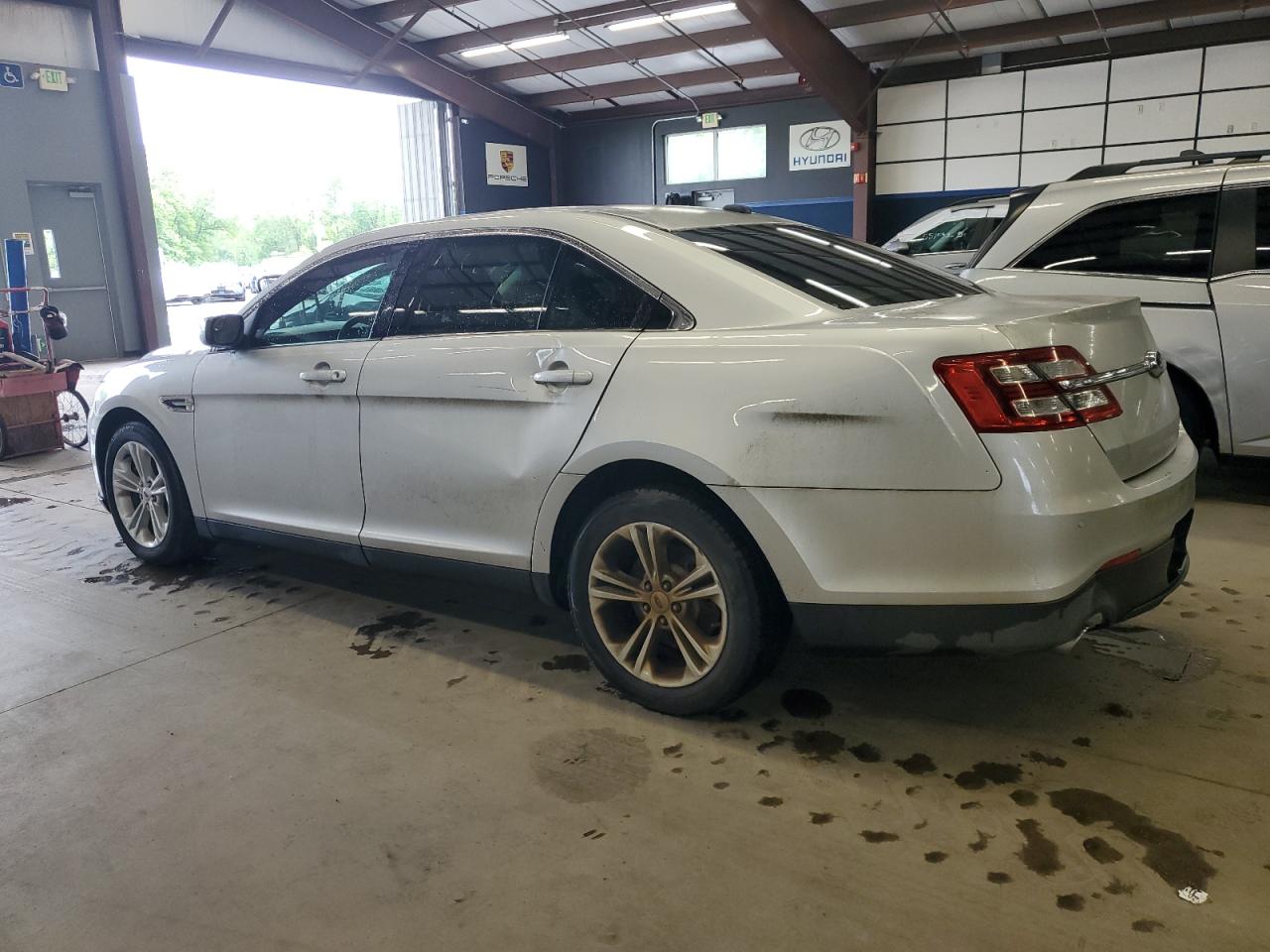 Ford Taurus Sel Image 10