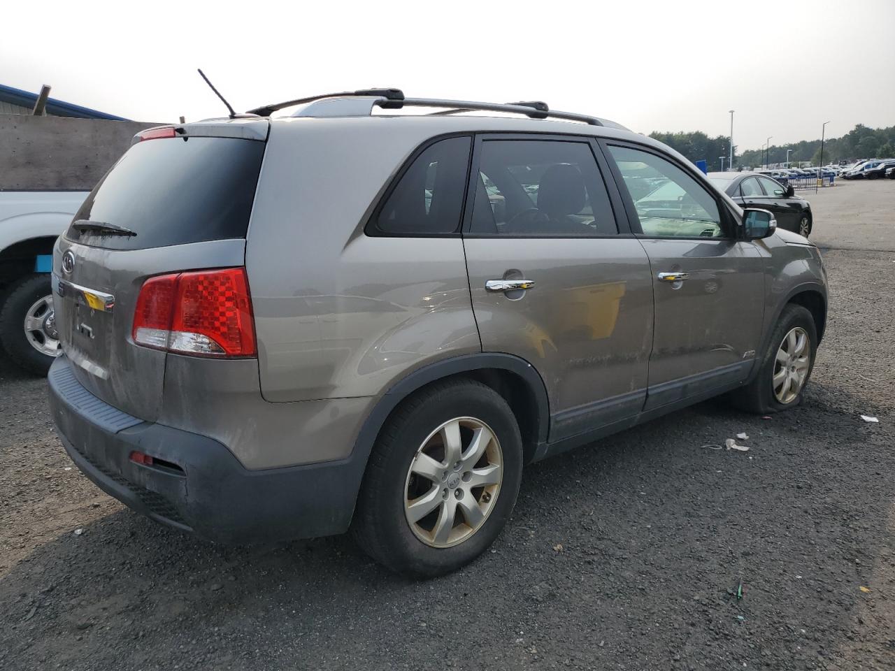 Kia Sorento Base Image 2