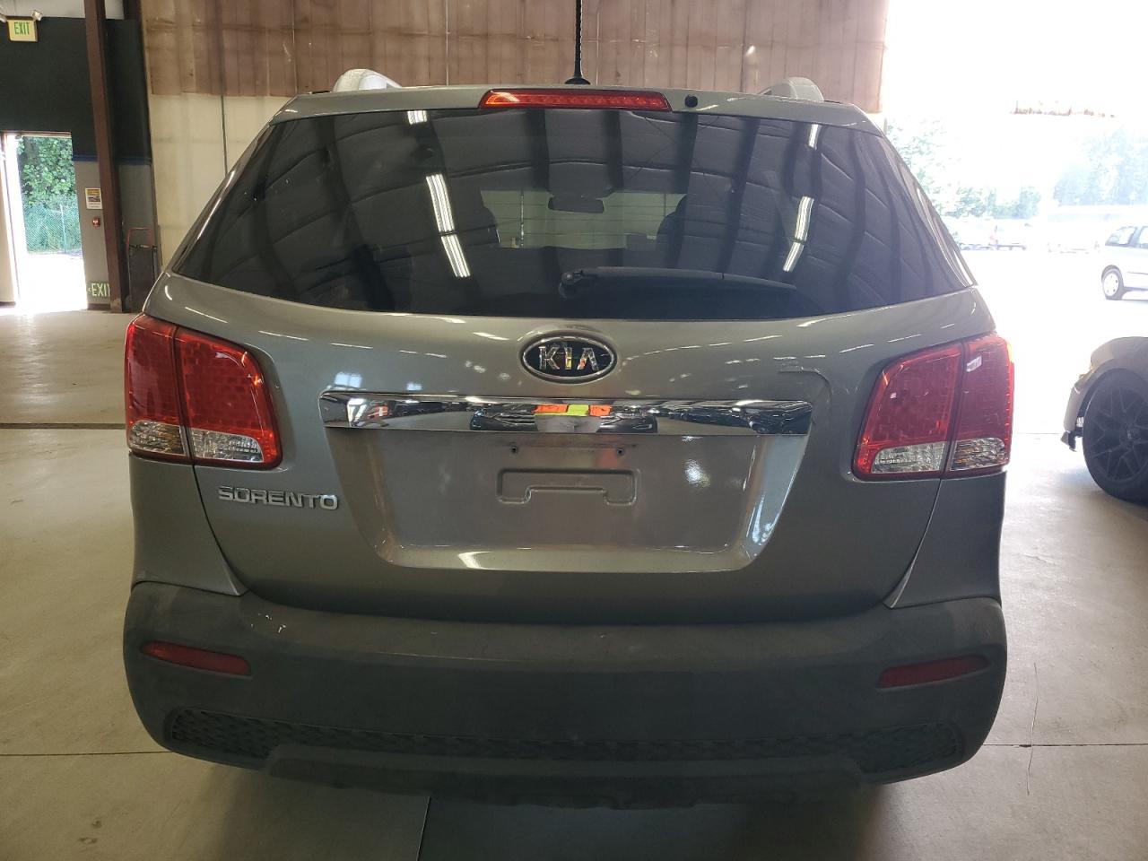 Kia Sorento Base Image 8