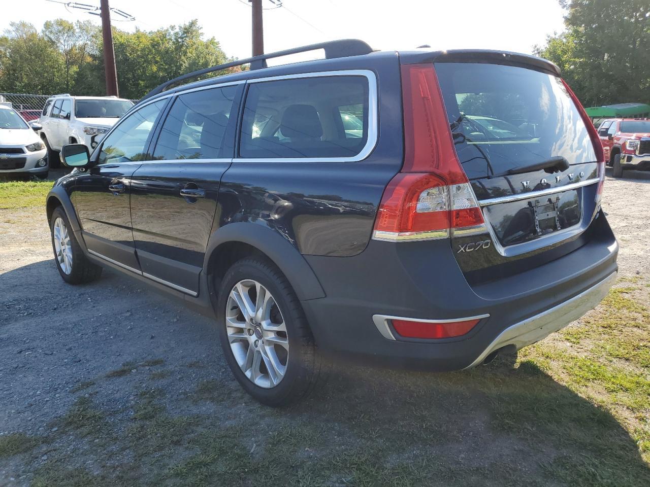 Volv XC70 T5 Platinum Image 2