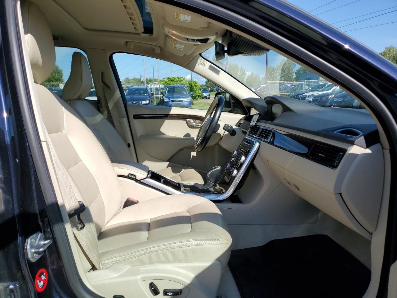 Volv XC70 T5 Platinum Image 3