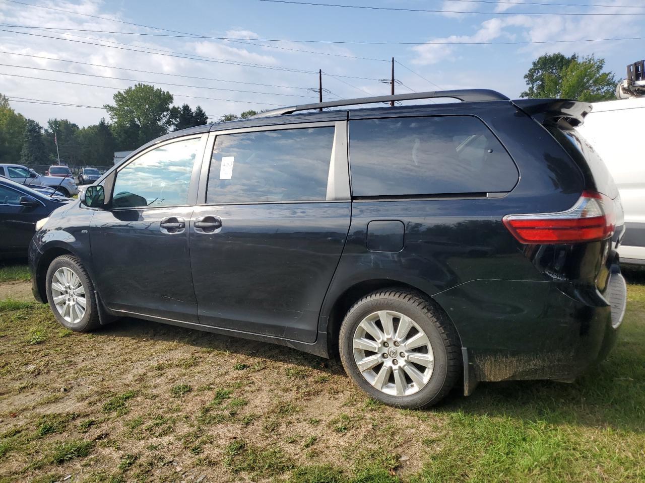 Toyota Sienna Le Image 10