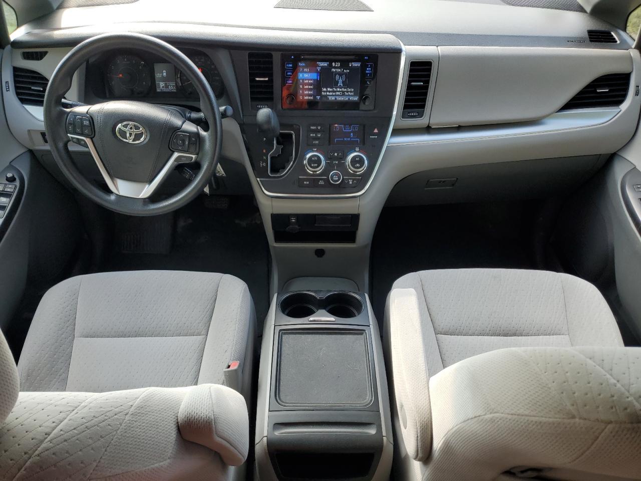 Toyota Sienna Le Image 8