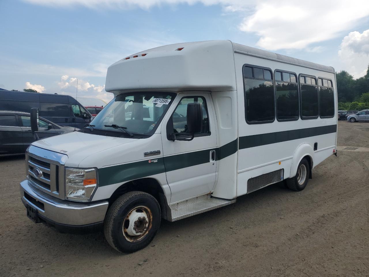 Ford Econoline E350 Super Duty Cutaway Van Image 1