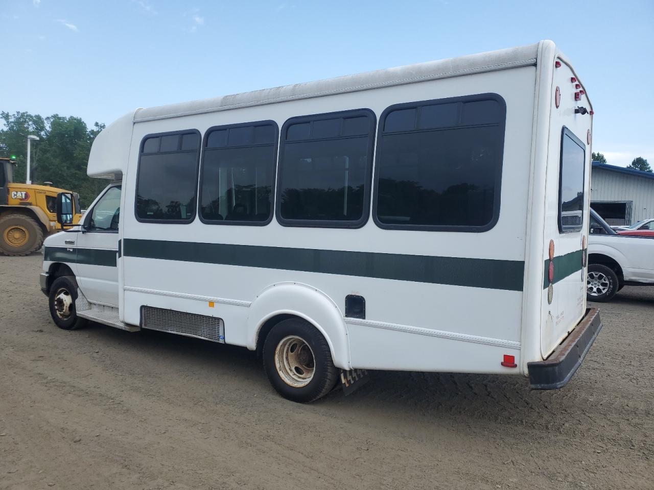 Ford Econoline E350 Super Duty Cutaway Van Image 2