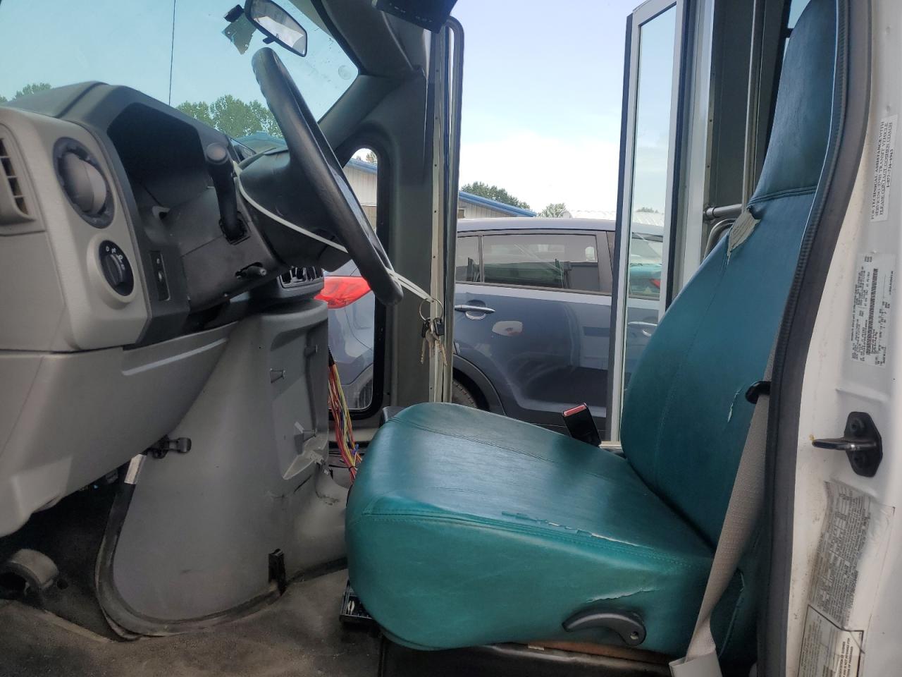 Ford Econoline E350 Super Duty Cutaway Van Image 7