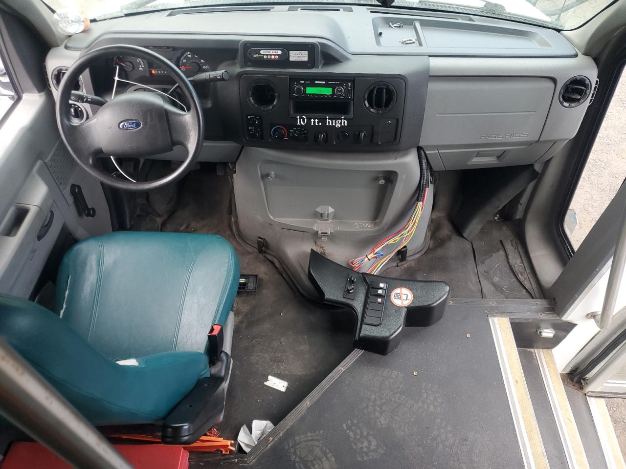 Ford Econoline E350 Super Duty Cutaway Van Image 8