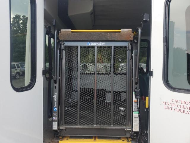 Ford Econoline E350 Super Duty Cutaway Van Image 11