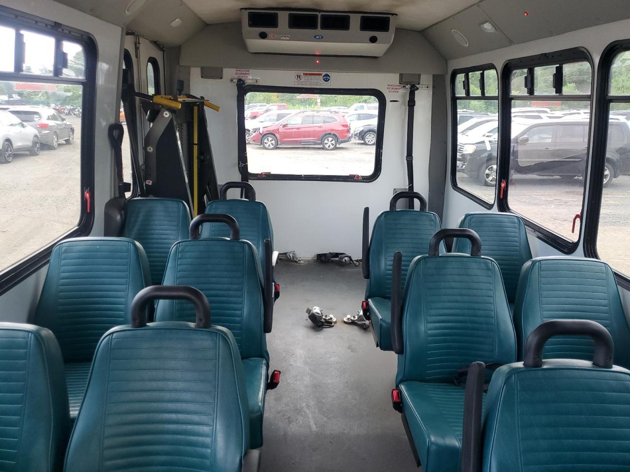 Ford Econoline E350 Super Duty Cutaway Van Image 13