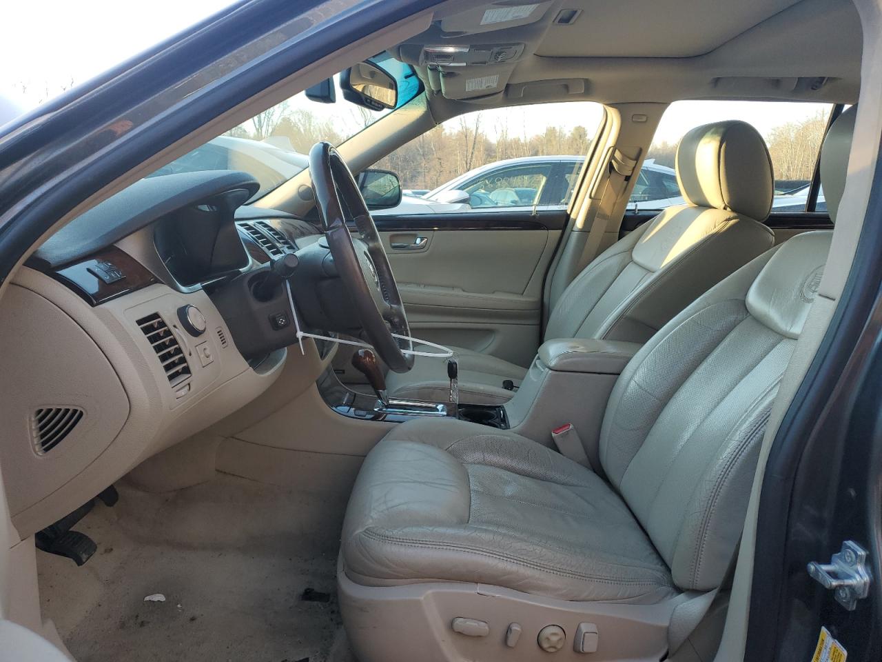 Cadillac DTS Premium Collection Image 7