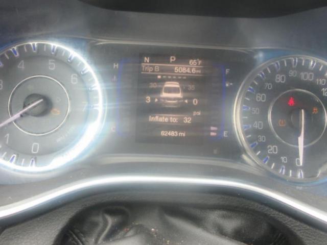 Chrysler 200 Limited Image 12