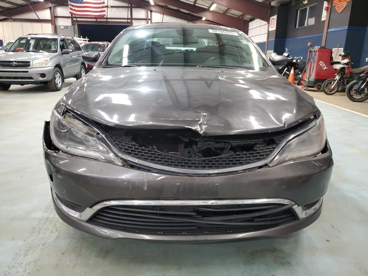 Chrysler 200 Limited Image 2