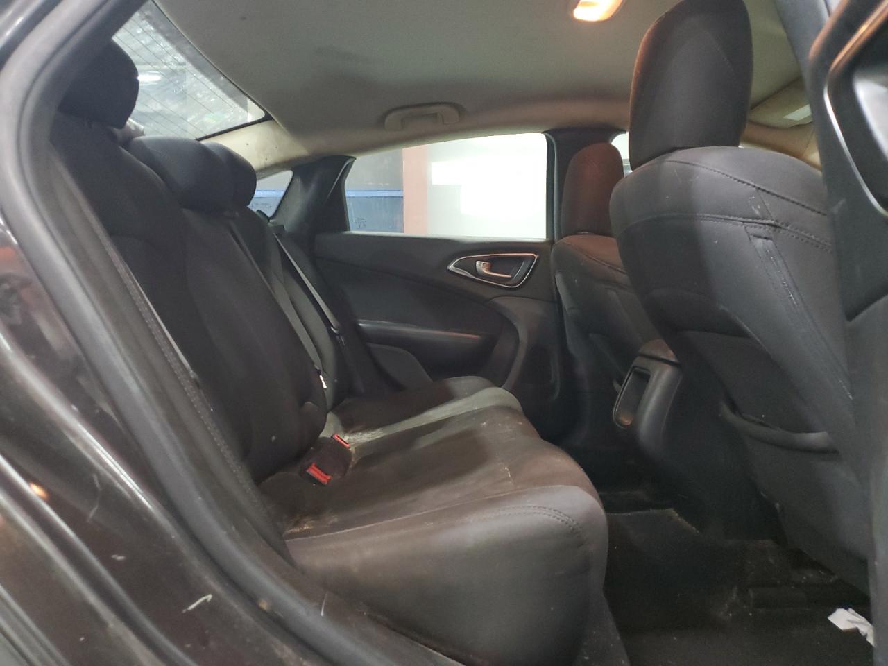 Chrysler 200 Limited Image 9