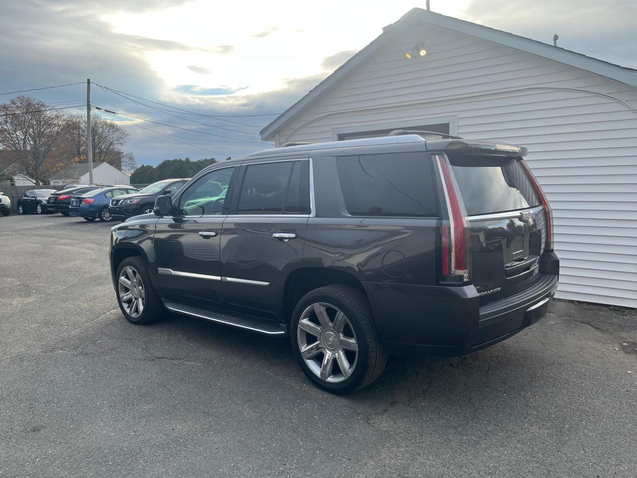 Cadillac Escalade Luxury Image 8