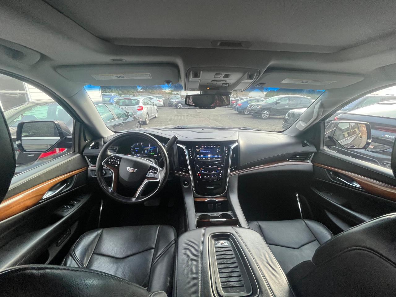 Cadillac Escalade Luxury Image 2