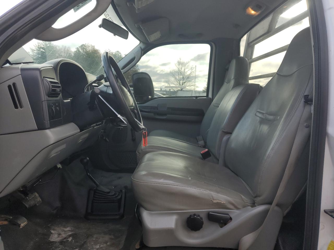 Ford F-350 Super Duty Image 8