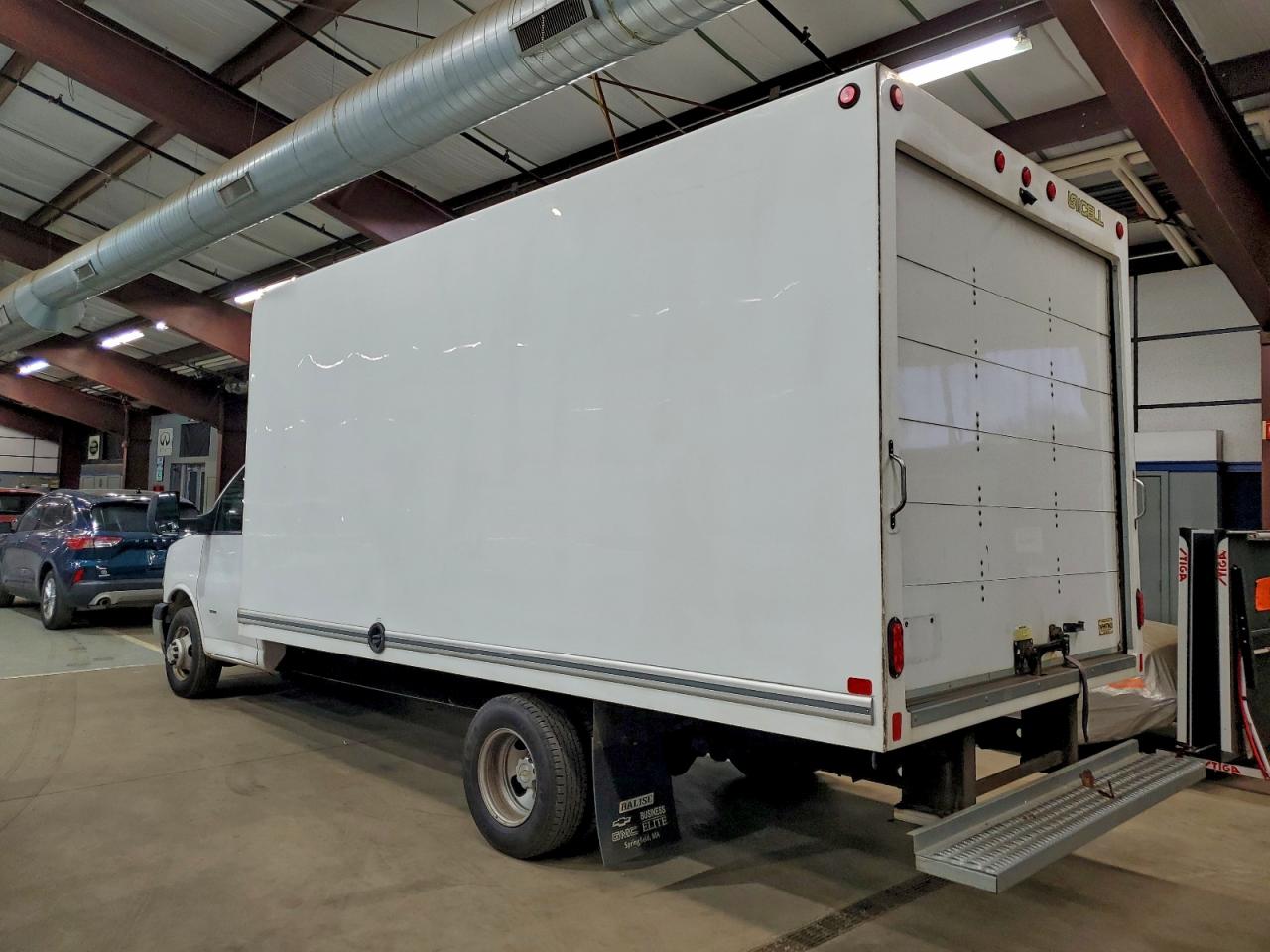 Chevrolet Express Image 9