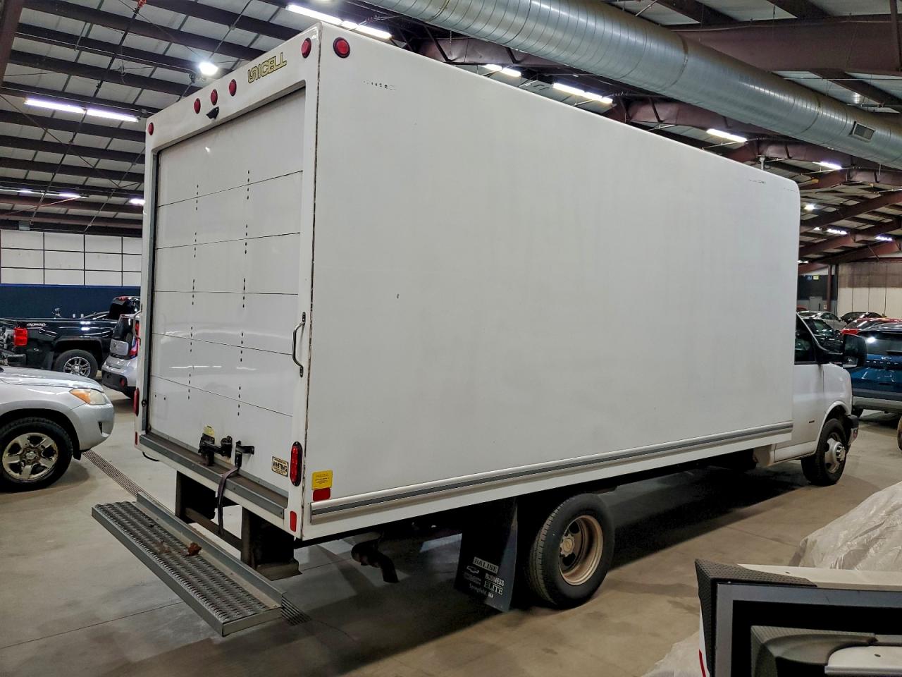 Chevrolet Express Image 2