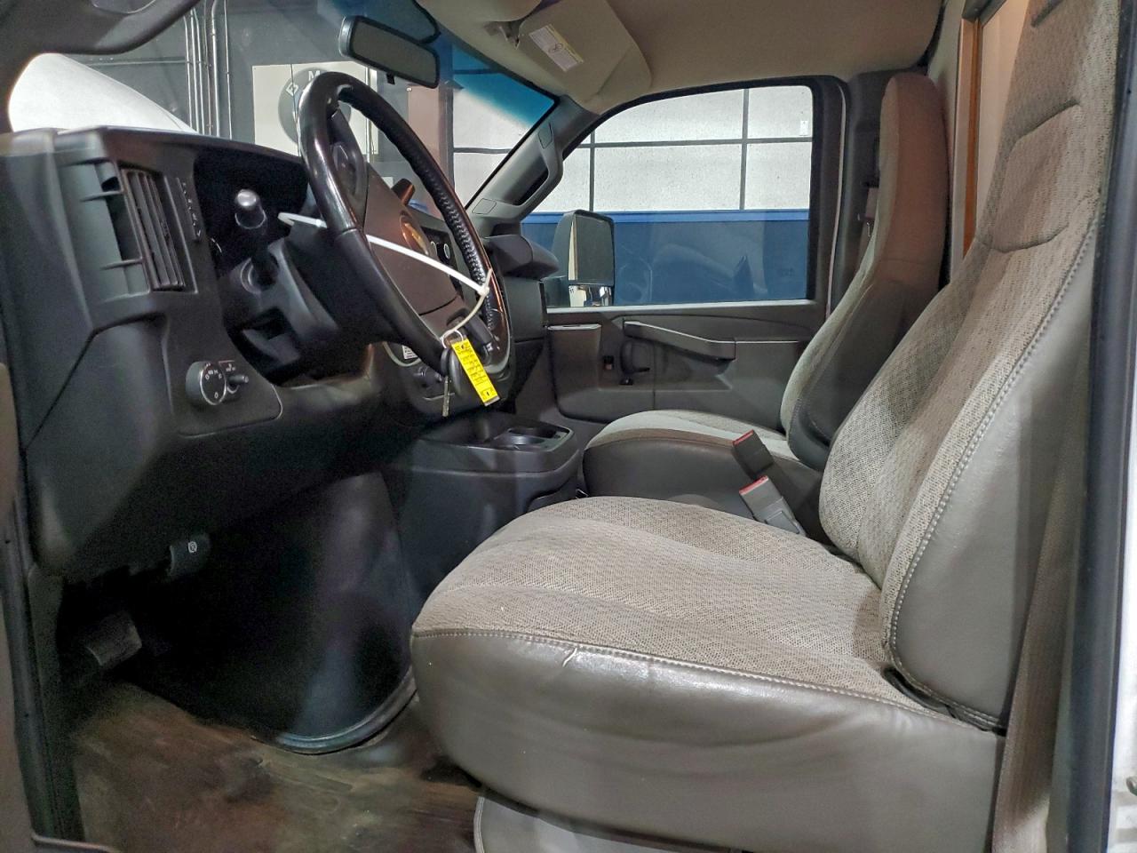 Chevrolet Express Image 13