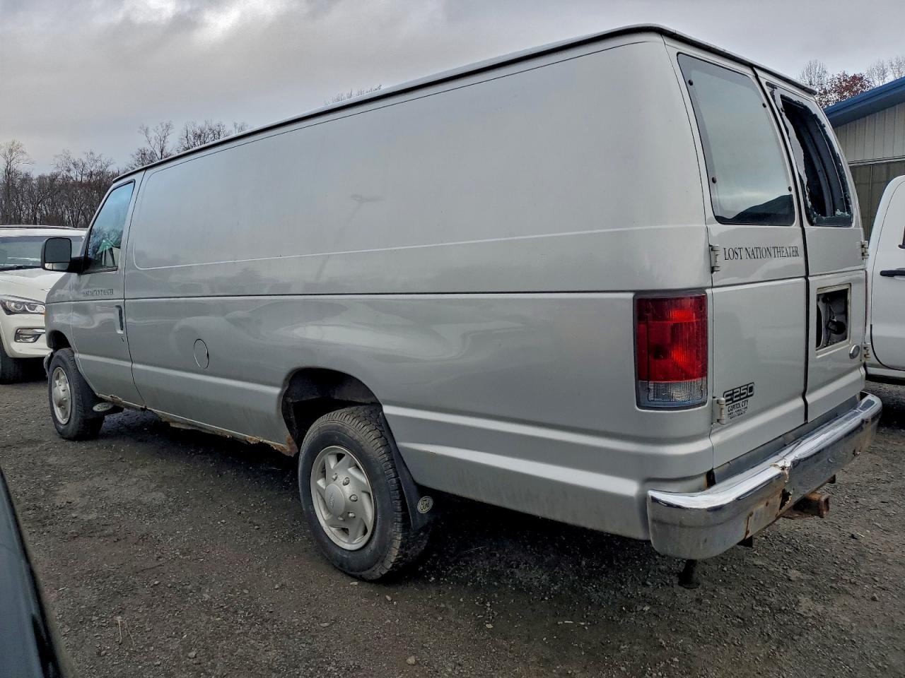 Ford Econoline E250 Van Image 10