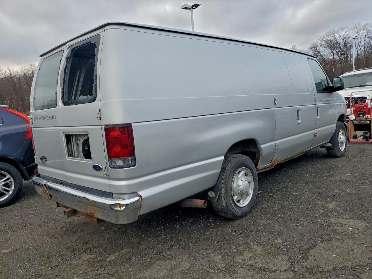 Ford Econoline E250 Van Image 7