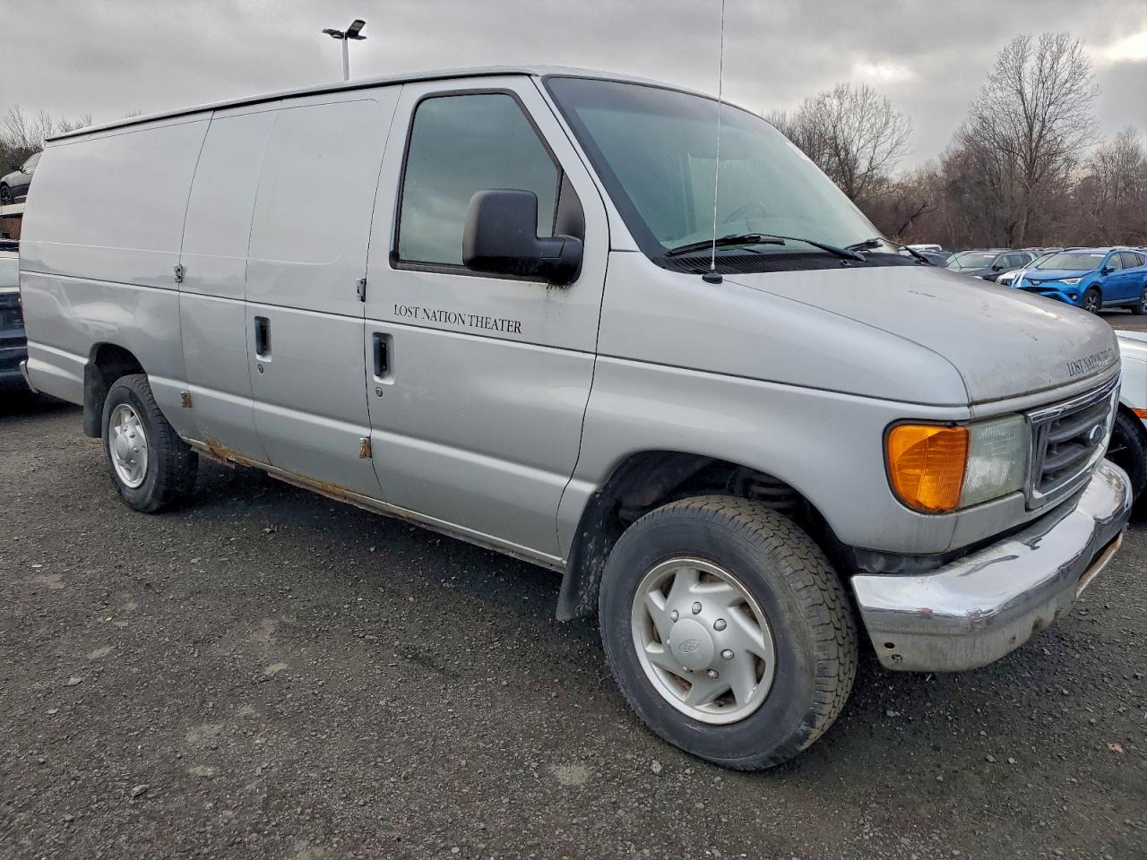 Ford Econoline E250 Van Image 5