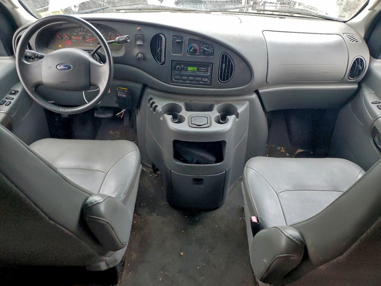 Ford Econoline E250 Van Image 3