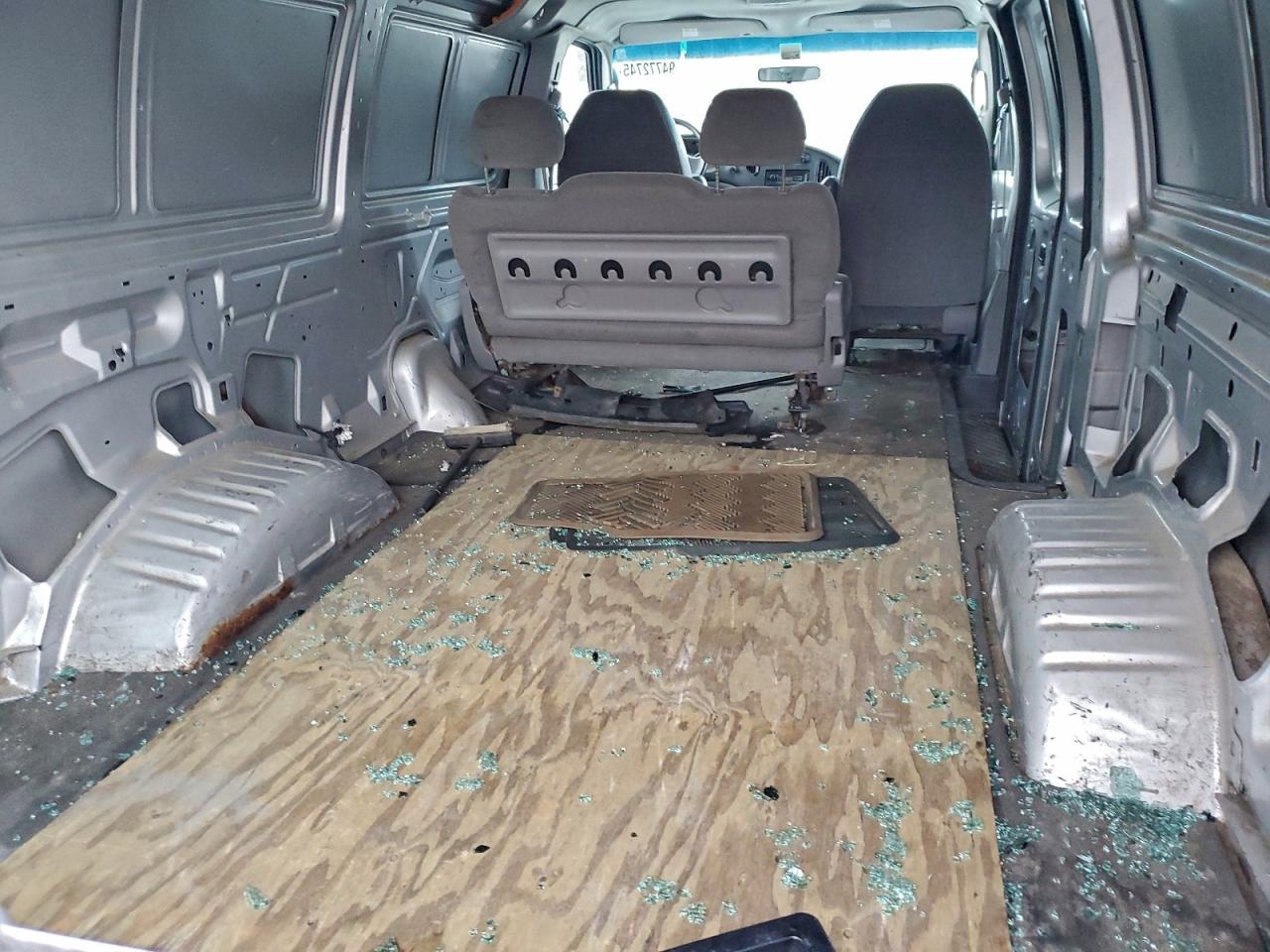 Ford Econoline E250 Van Image 6