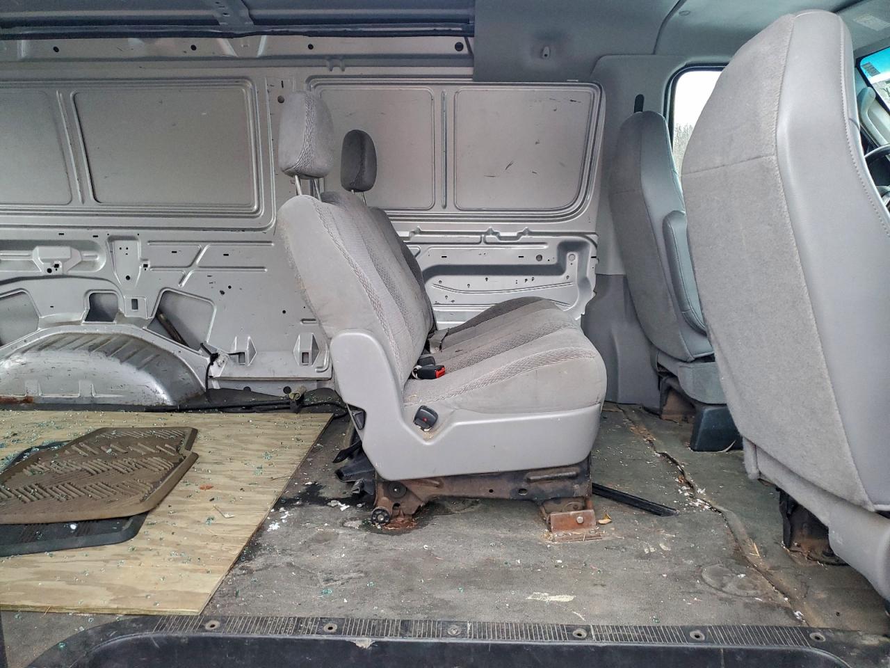 Ford Econoline E250 Van Image 13