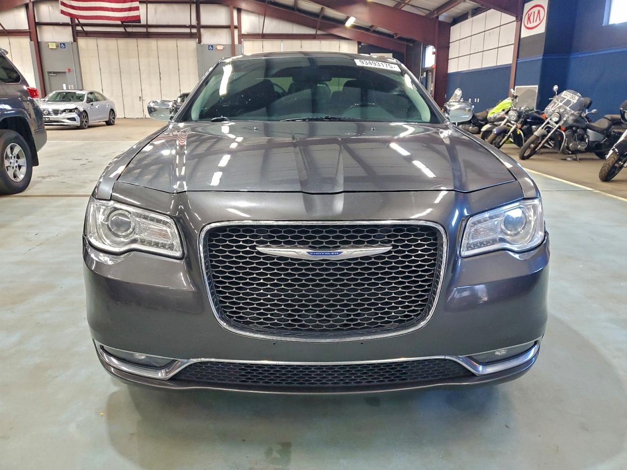 Chrysler 300 Limited Image 3