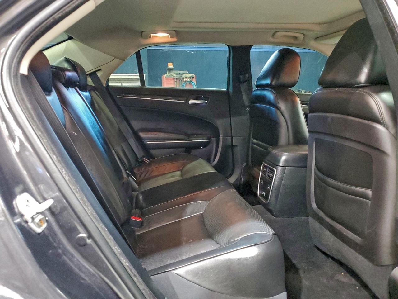 Chrysler 300 Limited Image 12