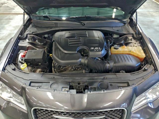 Chrysler 300 Limited Image 6