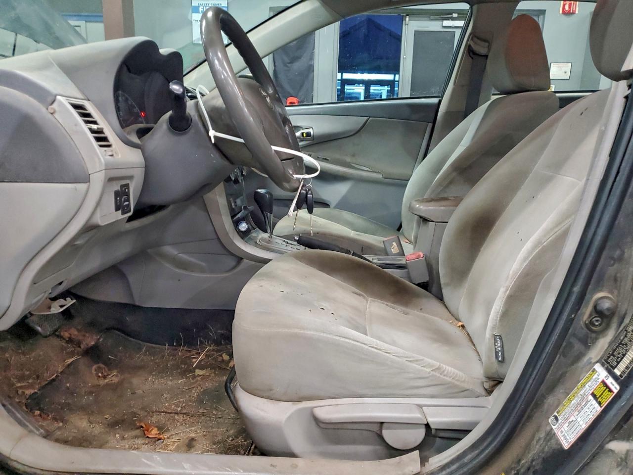 Toyota Corolla Base Image 10