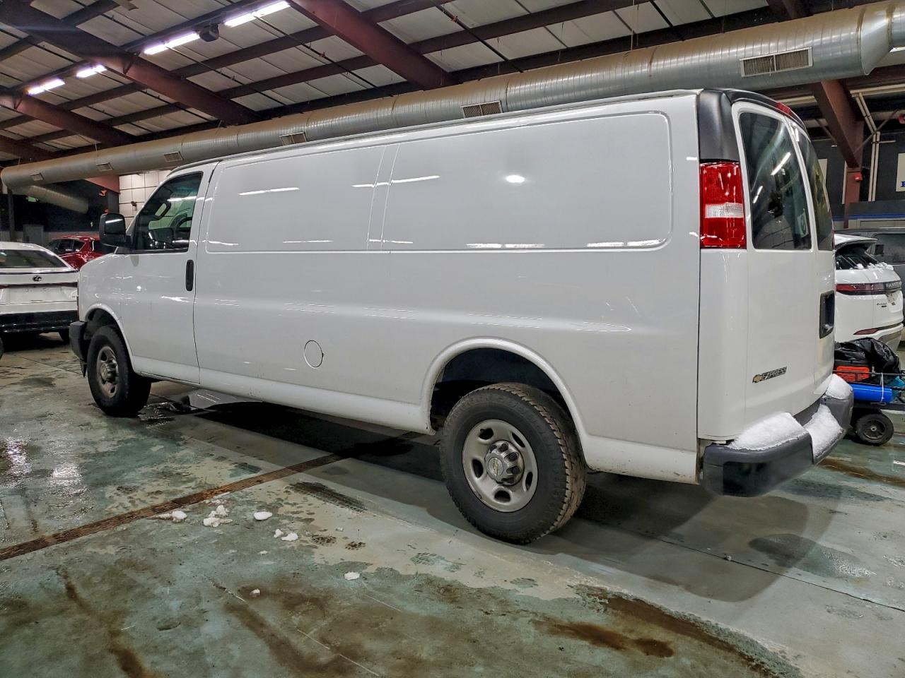 Chevrolet Express Image 2