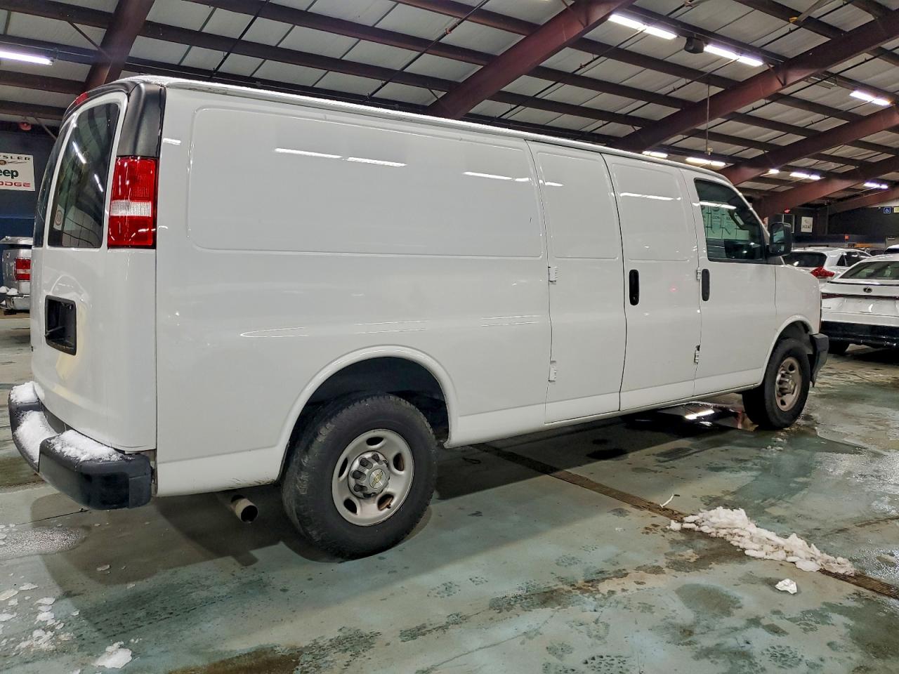 Chevrolet Express Image 13