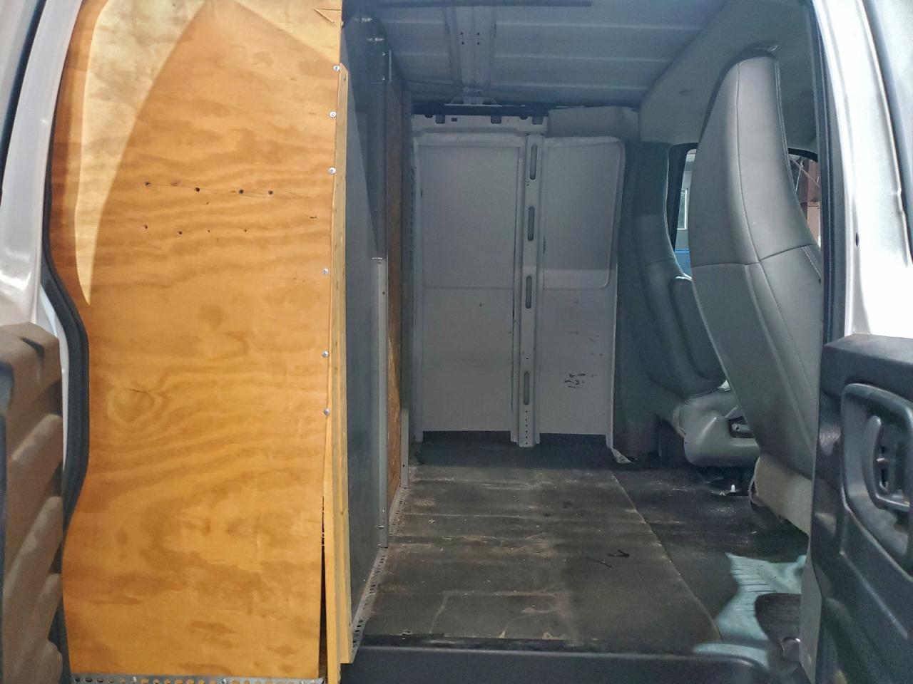 Chevrolet Express Image 4