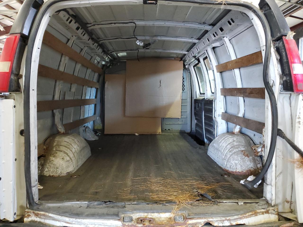 GMC Savana G2500 Image 10