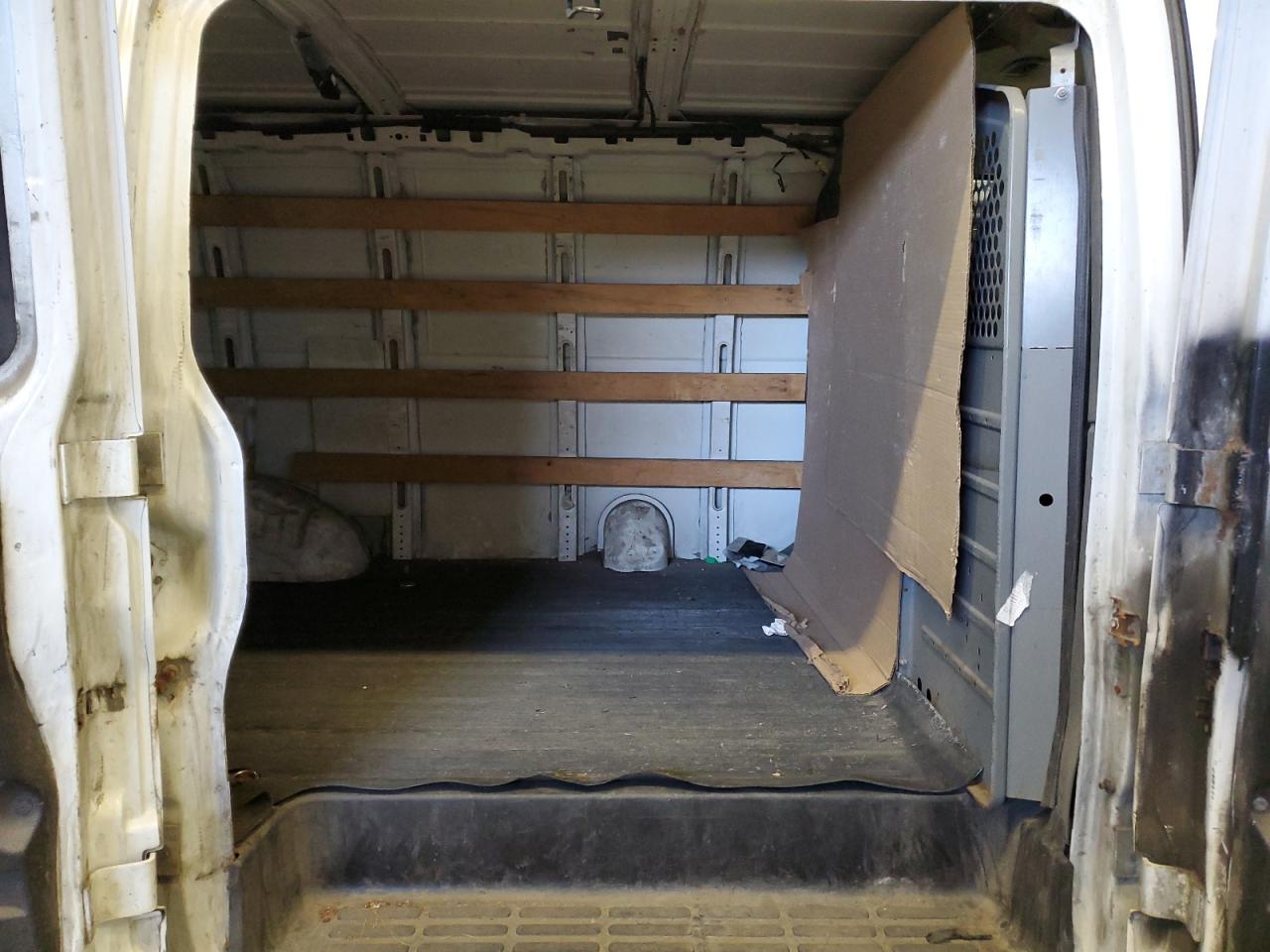 GMC Savana G2500 Image 11