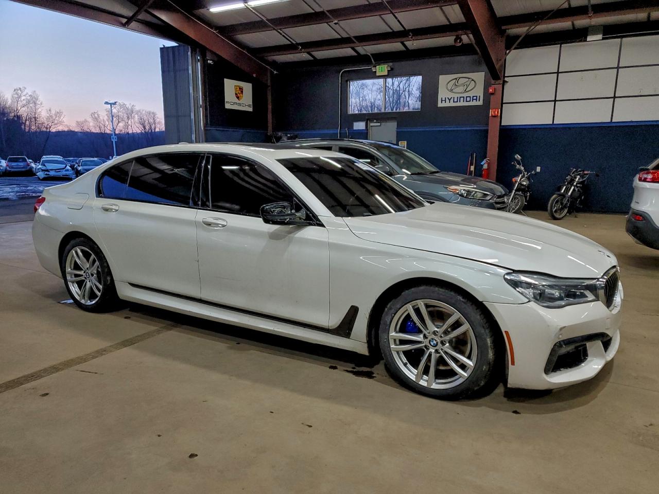 BMW 7 Series Xi Image 12