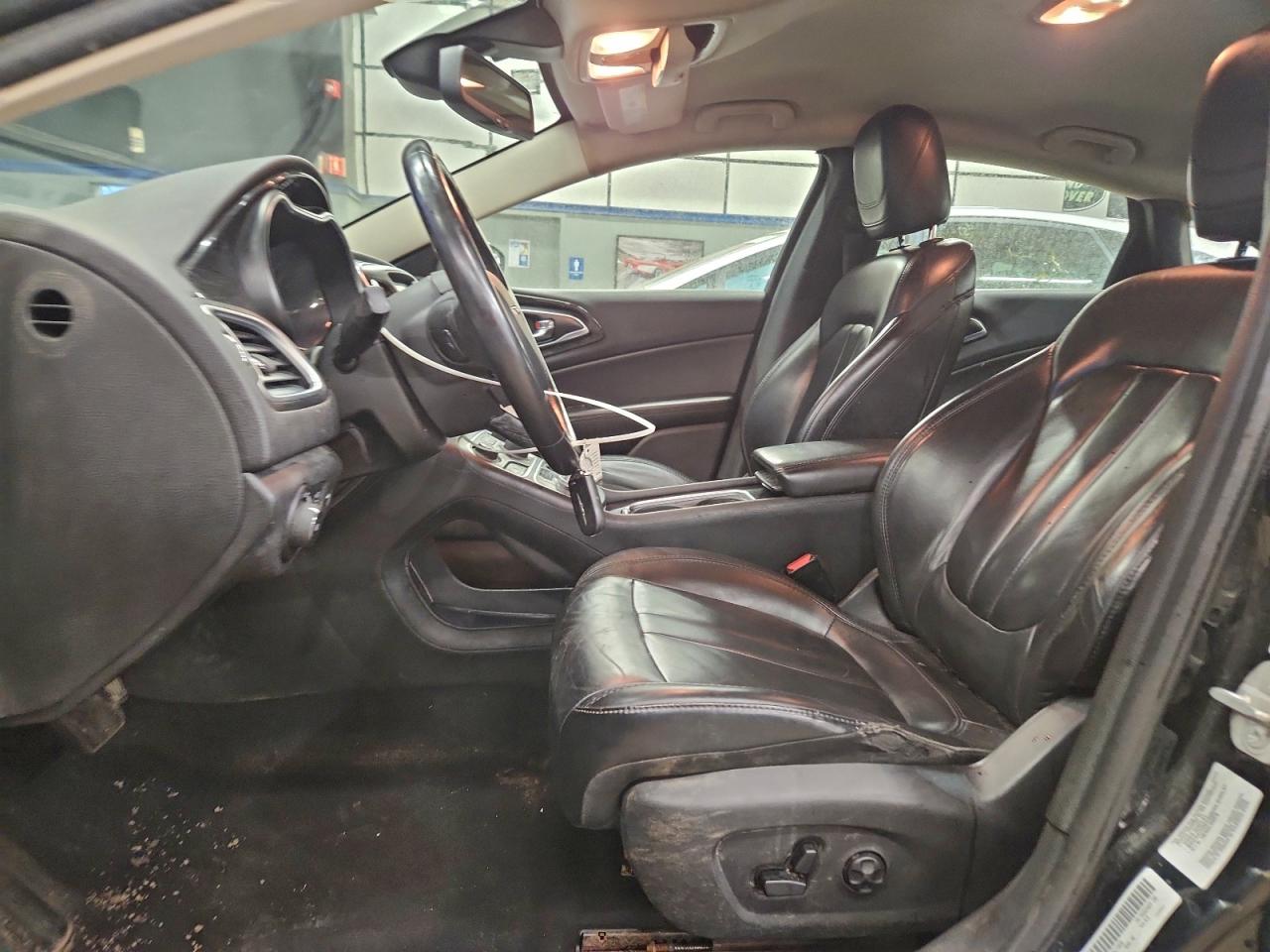 Chrysler 200 C Image 7