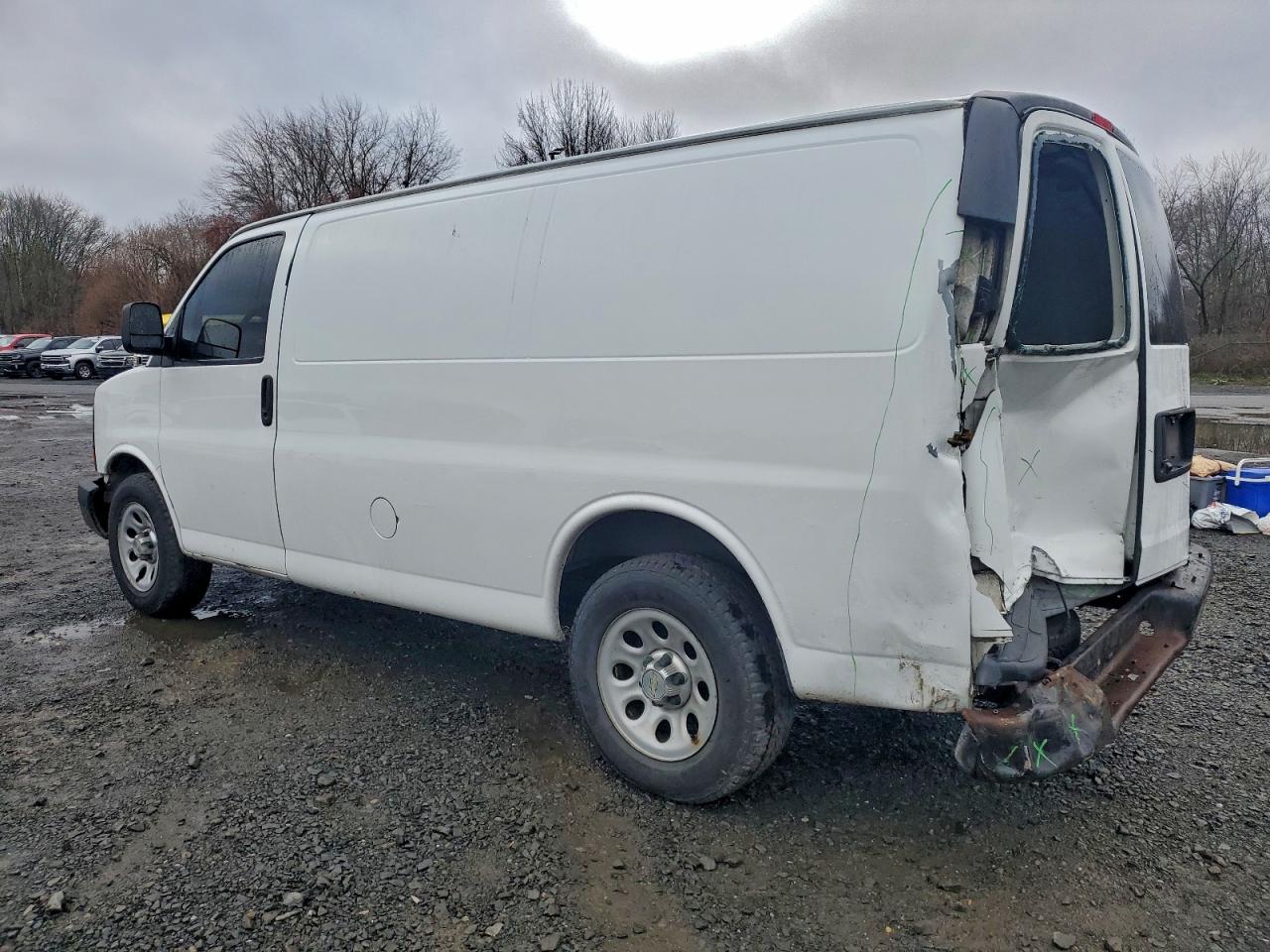 Chevrolet Express Image 2