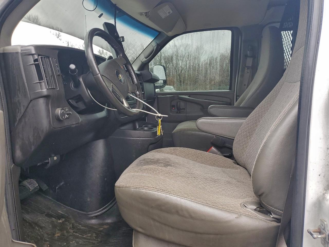 Chevrolet Express Image 5