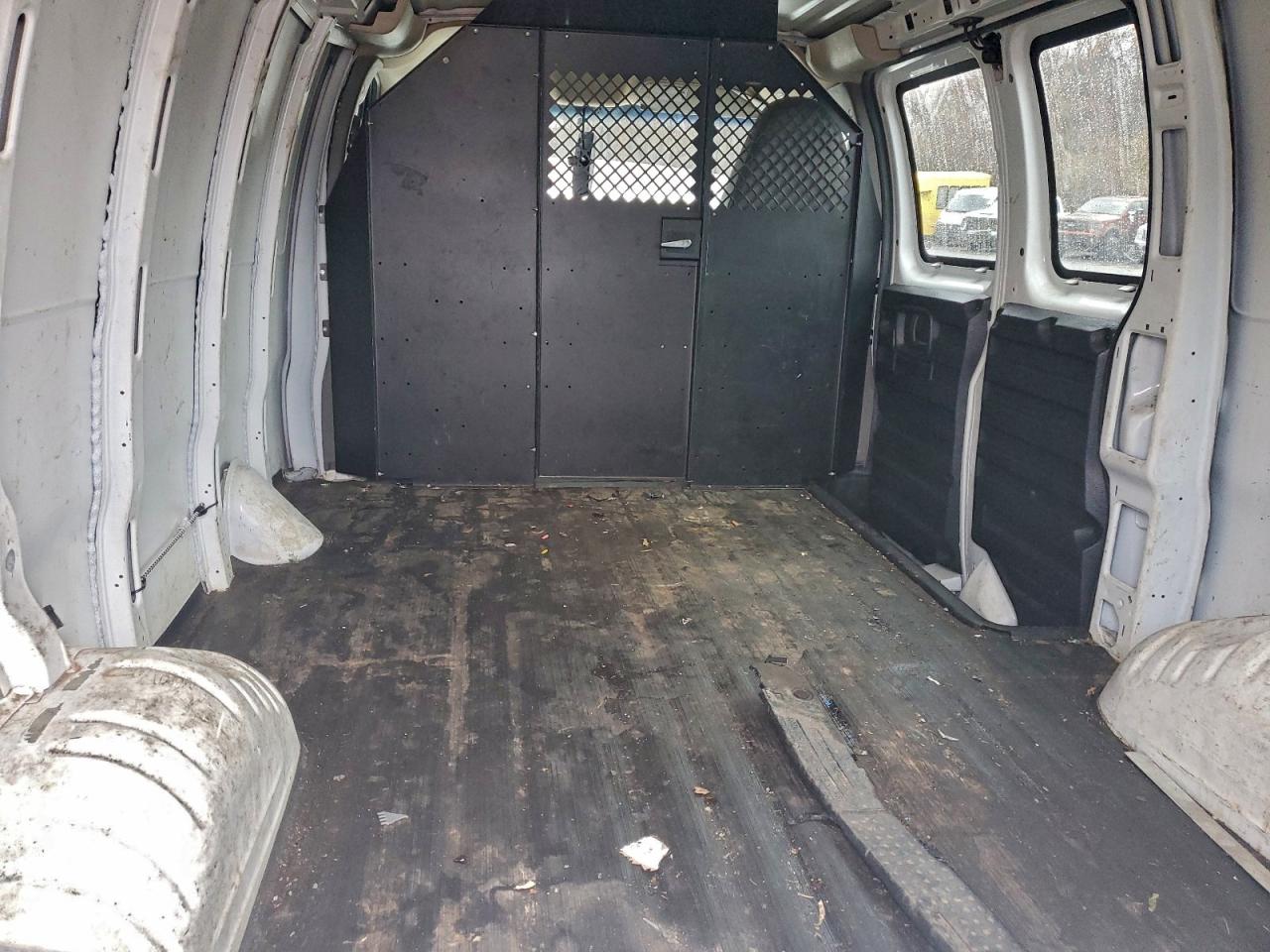 Chevrolet Express Image 13