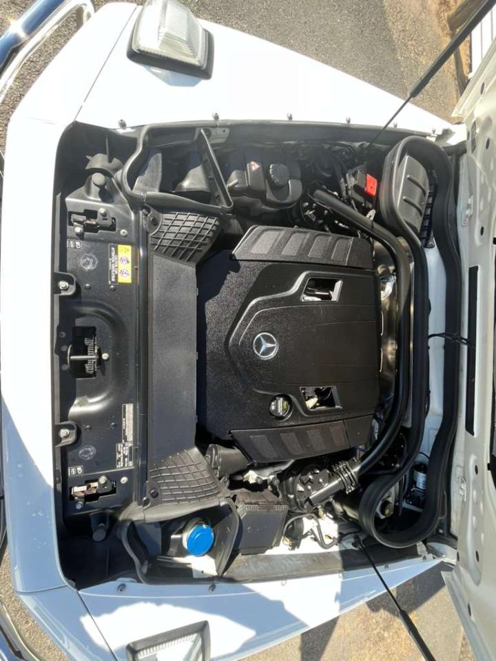 Mercedes-Benz G-Class 550 Image 8