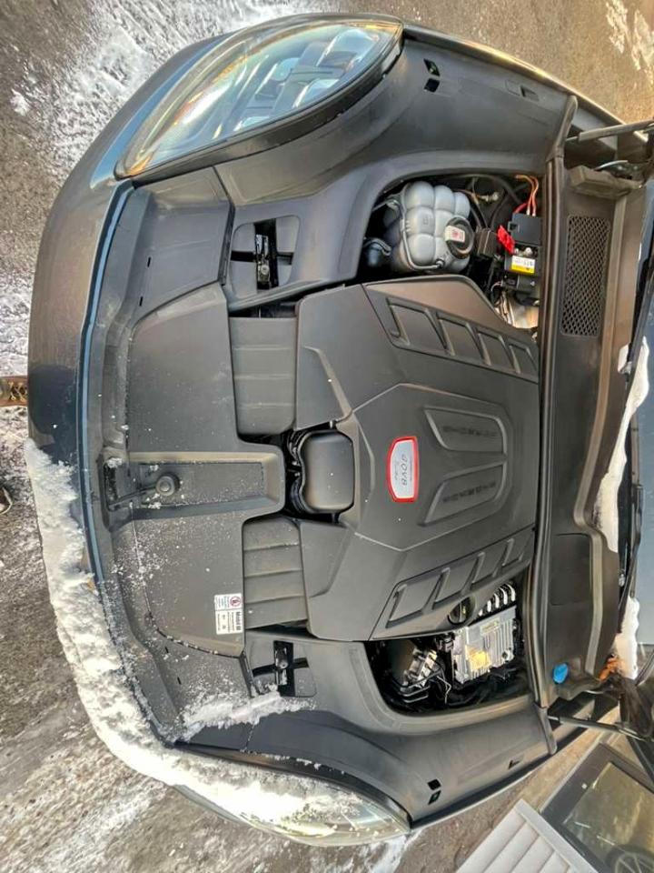 Porsche Cayenne Turbo Image 2