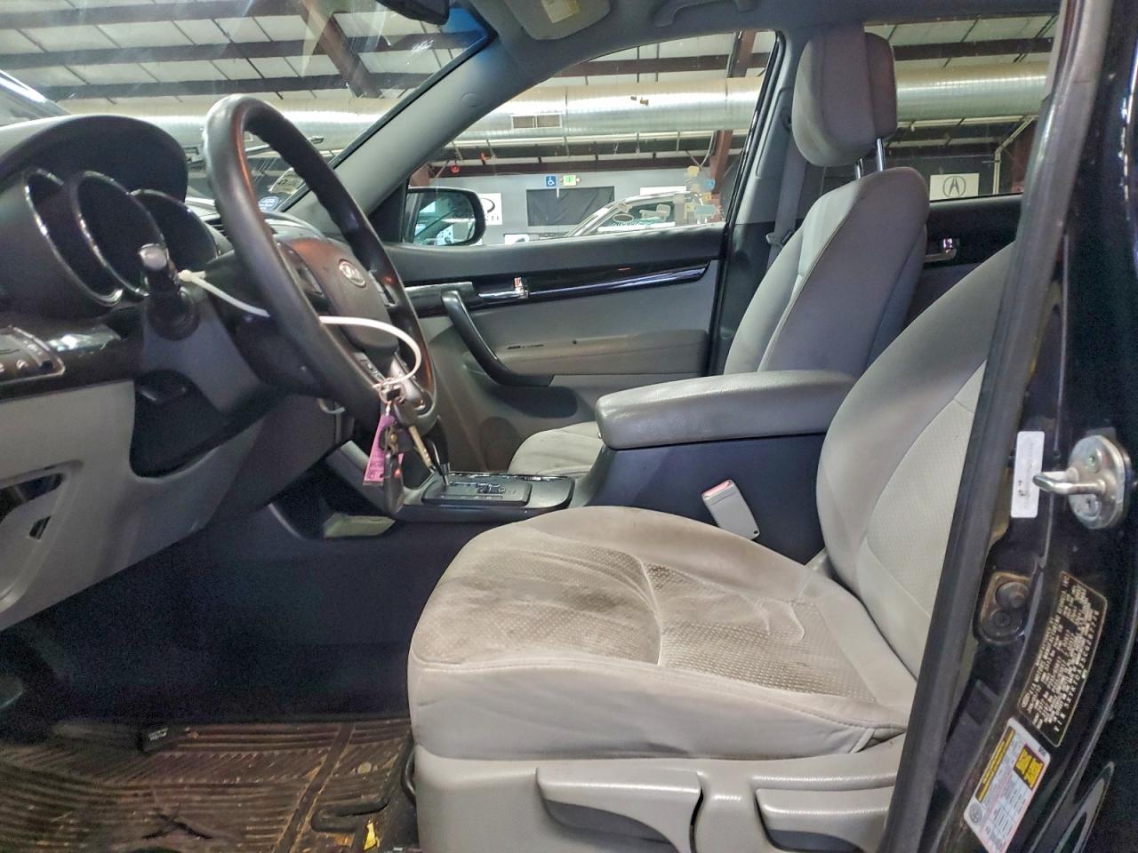 Kia Sorento Base Image 11