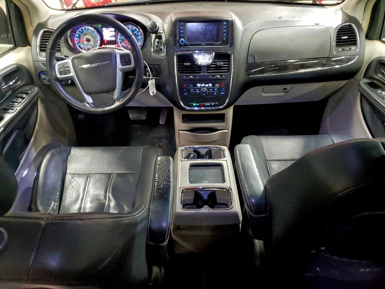 Chrysler Minivan Touring Image 3