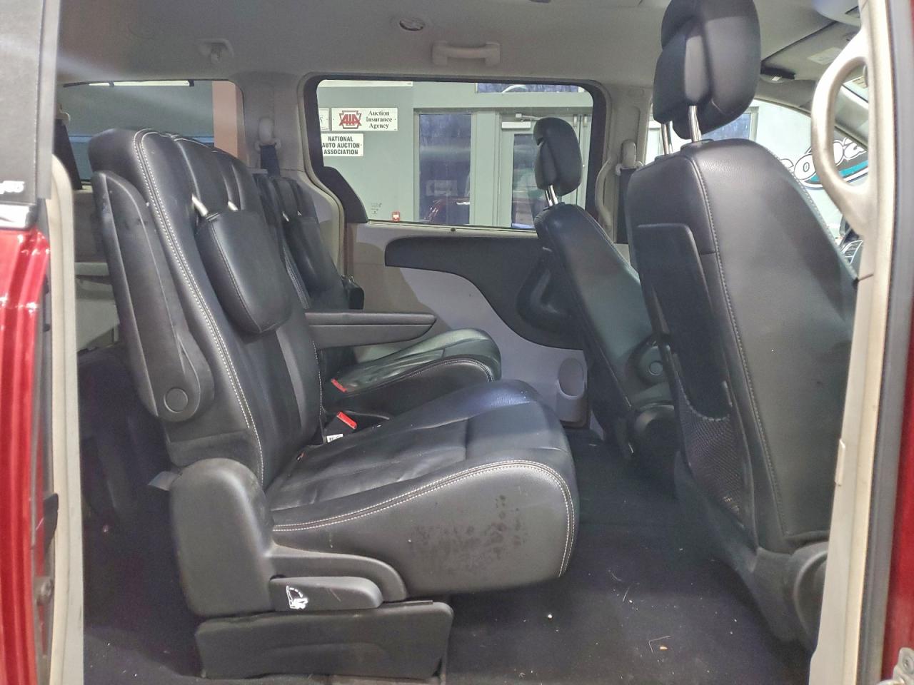 Chrysler Minivan Touring Image 9