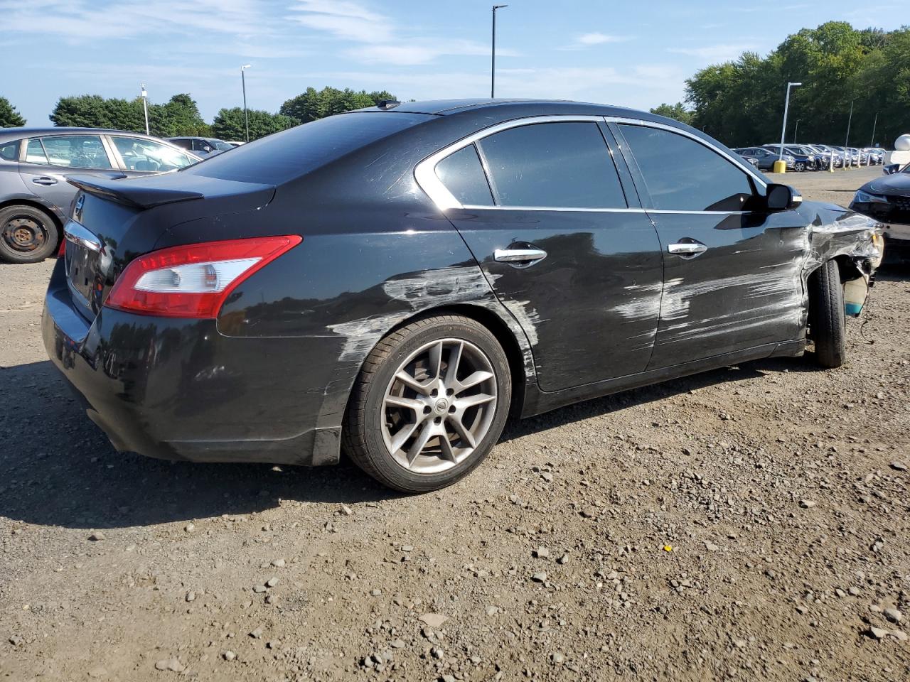 Nissan Maxima S Image 3