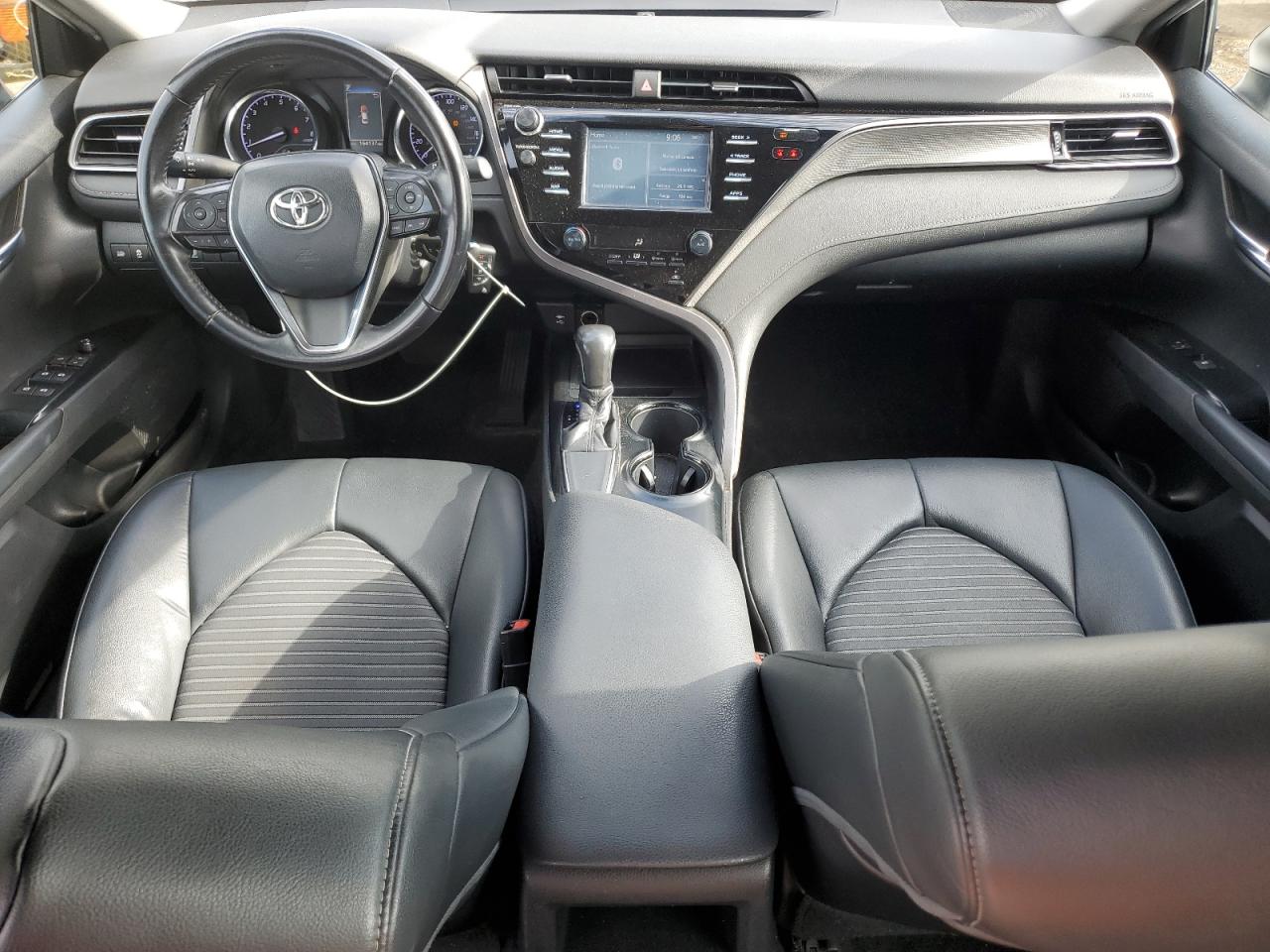 Toyota Camry L Image 6